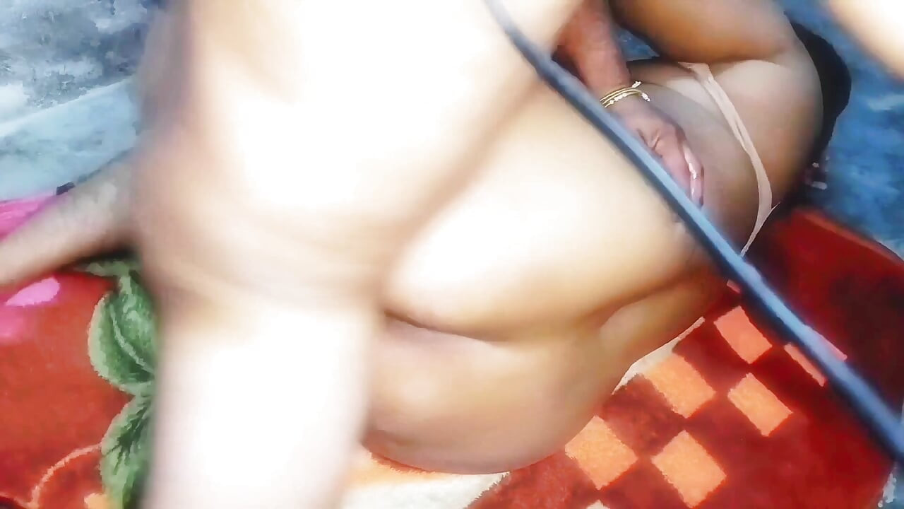 I fucked my step-mother's friend's virgin pussy and licked the rose juice out of her pussy with great passion.