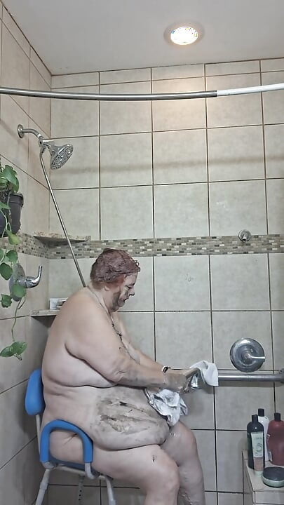 Stor Skönhetssjuksköterska Vicki Tar En Lerbehandling I Min Dusch!
