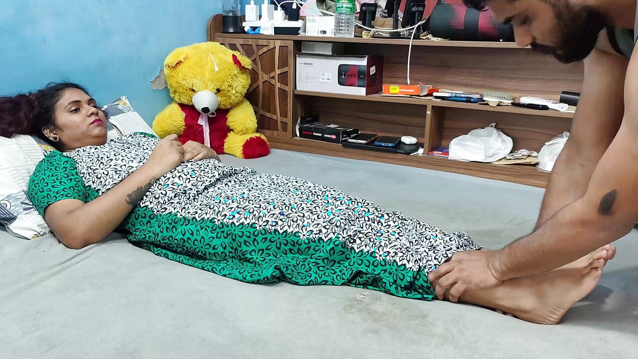 Malayali esposa hace masaje de pies por marido