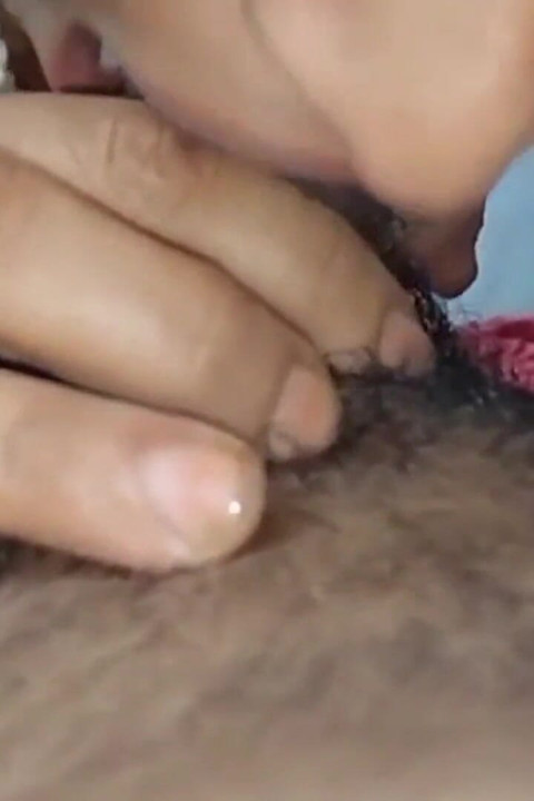 Hintli romantik ırklararası çift edepsizce konuşuyor ve seks yapıyor