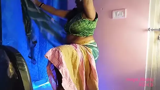 Une bhabhi desi sexy se doigte la chatte à poil