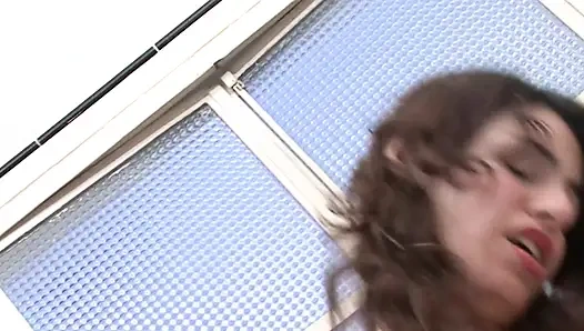 Badezimmer-action mit brünette mit kleinen titten