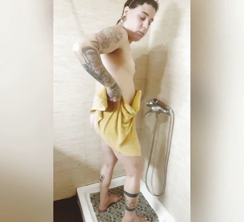 Je montre mes tatouages sous la douche