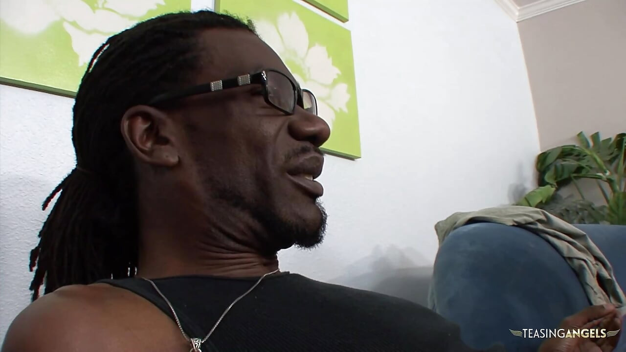 สาวผิวดําสวยดูดควยใหญ่ผิวดําก่อนโดนเย็ด