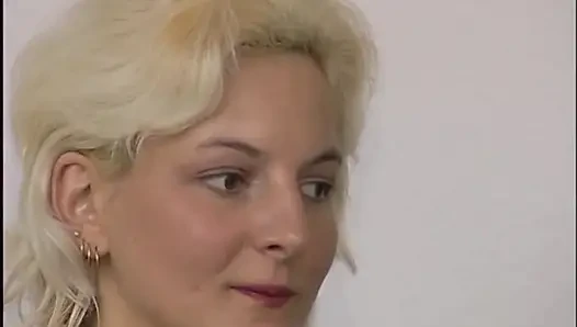 Seksi kız kanepede canavar bir yarak üzerinde amını sektiriyor ve ağzına boşalıyor