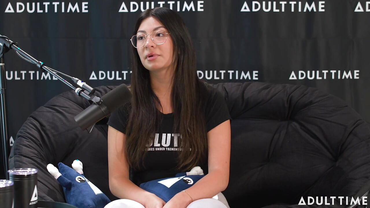 Cami Strella Overlever en kult, Tiktok-berømmelse og ikke-monogami Adult Time Podcast