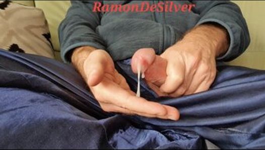 Maître Ramon se branle dans son pyjama en satin sexy, suce-le!