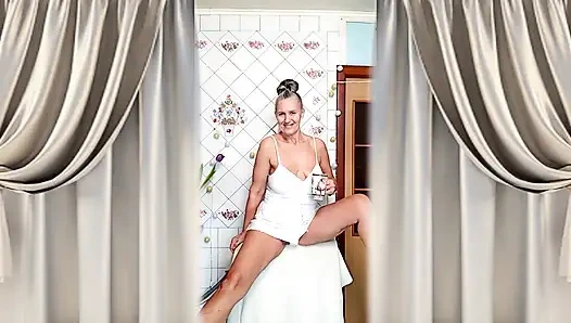 Beyaz tanklı ateşli olgun ev hanımı Lukerya çamaşır makinesinde azdırıyor ve mastürbasyon yapıyor