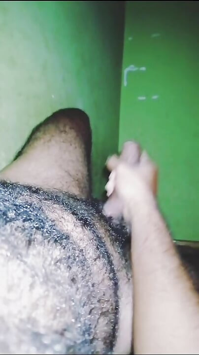 श्रीलंकाई काला लड़का रात में हस्तमैथुन करते हुए