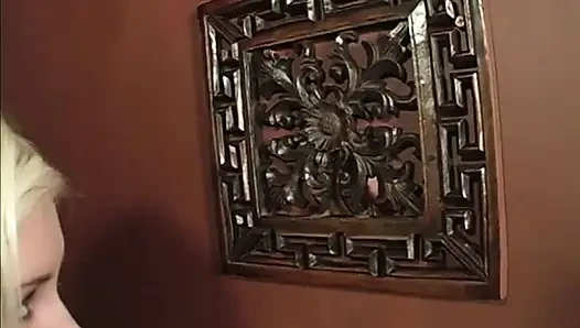 Aksi hot tante seksi rambut pirang dengan toket besar di gloryhole