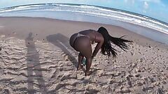 काला जोड़ा नग्न समुद्र तट पर यौन रोमांच के लिए बाहर जा रहा है