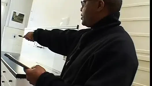 Geile blonde milf bläst schwarzen schwanz, während ihre fotze geleckt wird