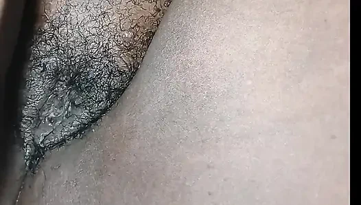 Толстую черную пизду трахнули пальцами