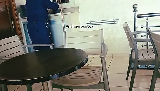 Seorang pembersih caf jatuh cinta dengan pelanggan akhir mengubah segalanya