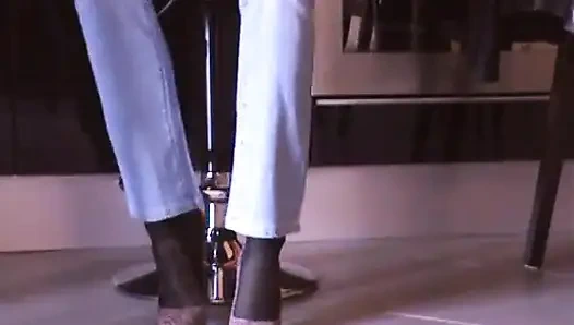 Aksi hot lesbian cewek dengan stoking hitam dan pink yang dientot habis-habisan sampai dicrot di dalam