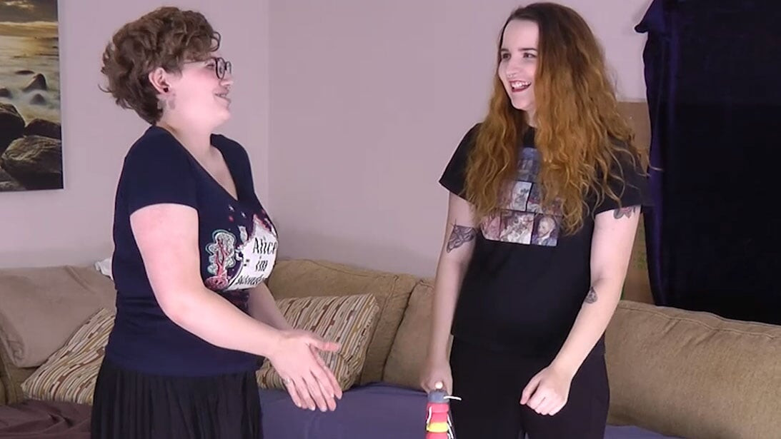 Strip Reacharound com gatas tesudas Roxy e Gracie