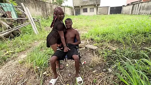 Cowok ini muasin memeknya dengan enak