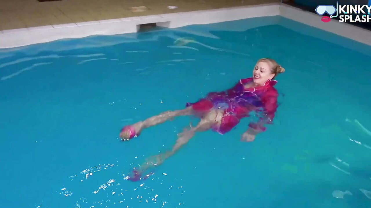 Berenang & main di pvc mac, lateks dan sepatu hak tinggi