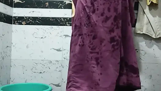 Priya bhabi büyük götlü banyo gösterisi