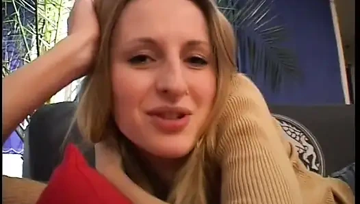 Милая тинка с сексуальным телом сосет и скачет на жестком члене