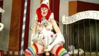 Shemale clown neemt enorme dildo in het circus