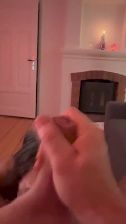 מילף חמה נותנת לבעלה מציצה מדהימה ובולעת את העומס אחרי החישוק. | קליפ 3