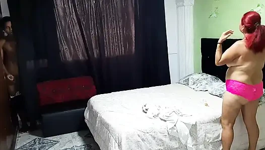 Meine Stiefmutter Breitet Ihre Pfoten Aus, Damit Ich Sie Ficken Kann