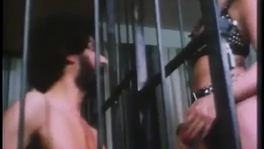 Adam ateşli sarışınların amına mum çubuğu sokuyor