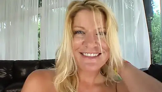 Sulu büyük memeli ateşli sarışın orta yaşlı seksi kadın ıslak amcığını derinden ve sert sikiyor