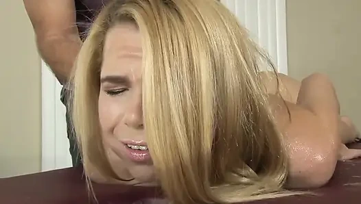 Genç sarışın masörüne gırtlağına kadar sakso çekiyor