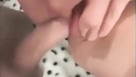 Noemy nimmt schwanz in ihre muschi und lutscht ihn dann tief