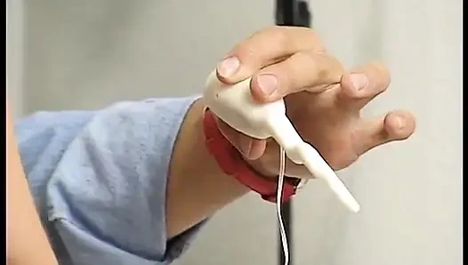 Küçük memeli spex sarışın dildo ile amcığını baştan çıkarıyor