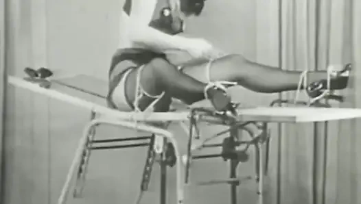 Para gadis mengikat diri mereka sendiri