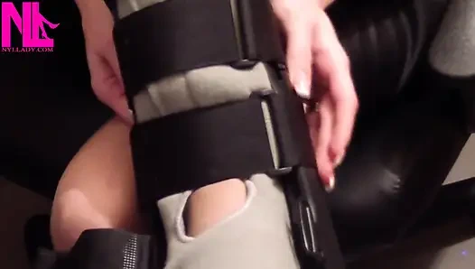 Erkek delisi hortumlu ayaklarına legcast öğretmenini sokuyor