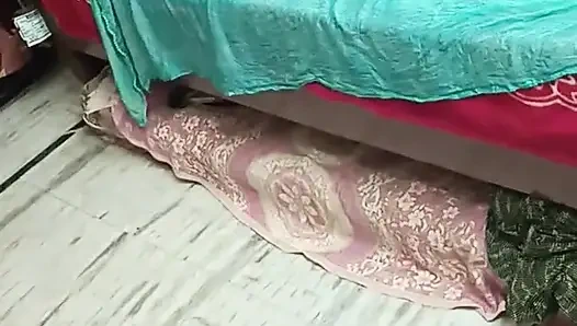 Hintli güzel üvey anne üvey oğluyla amını tıraş ediyor