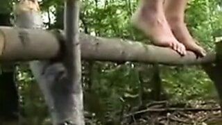 Opgehangen door de borsten in het bos