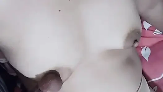 Taksi şoförü göğüslerime fışkırtana kadar yarağıyla göğüslerimle oynuyor