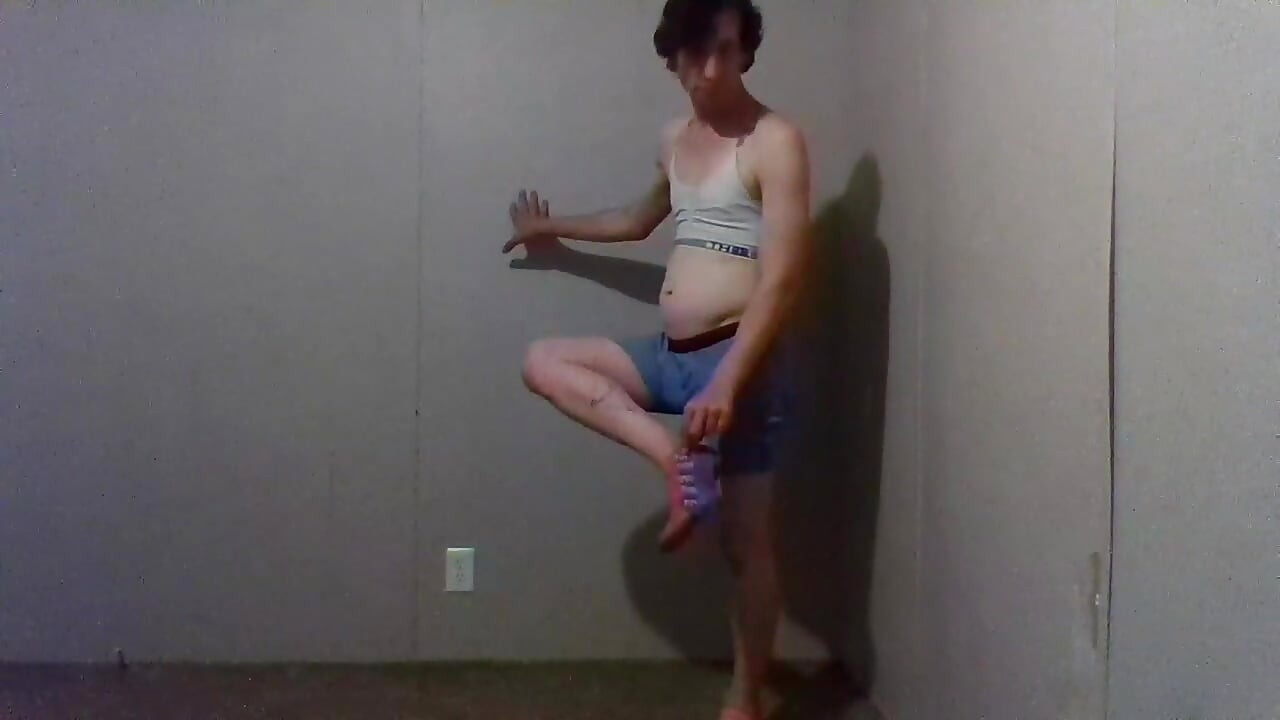 Experimentando roupas brincando, se vestindo e se despindo