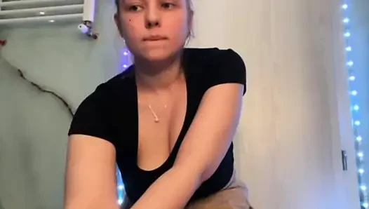 Squirting close up and fingering tight pussy with jucielussie