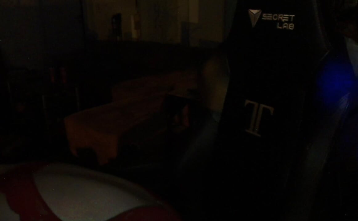 Travestiet hetero jongen in sexy rode lingerie