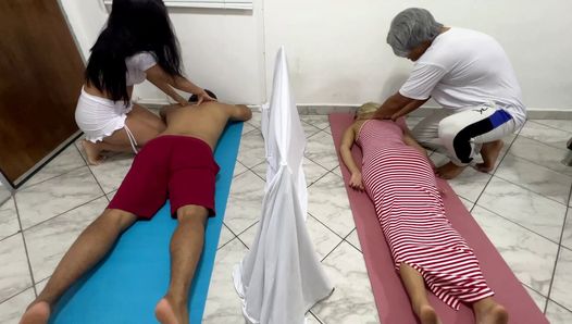 EU FODO A LINDA MULHER MASSAGISTA AO LADO DA MINHA ESPOSA ENQUANTO DÃO MASSAGENS - SALÃO DE MASSAGEM PARA CASAIS