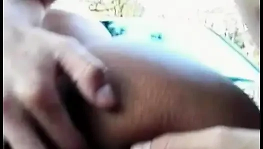 Ateşli Brezilyalı tatlı Sandra arkadaşlarına arabalarını yıkamalarını ve biraz biseksüel eğlence çimi yemelerini önerdi