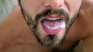 Mein Sperma für einen Mann mit Schnurrbart