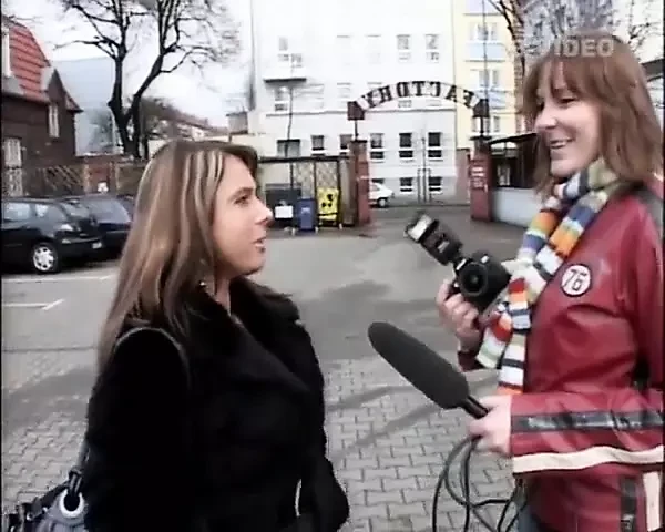 Настоящая шлюха, у которой большие сиськи сфотографировали на улице, пока она идет трахаться со своим партнером