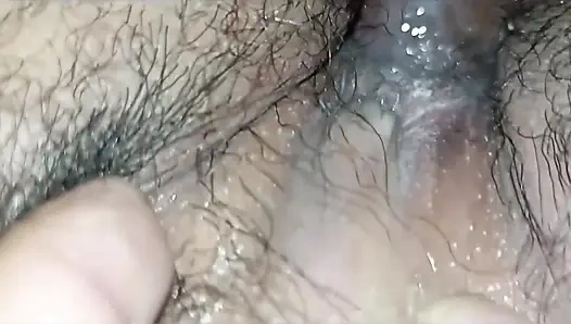 Memek berbulu dan montok istri super semok ini ngentot kaki jembut tebalnya