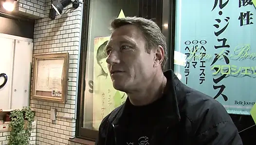 Азиатскую тинку трахают в ее молодую пизду