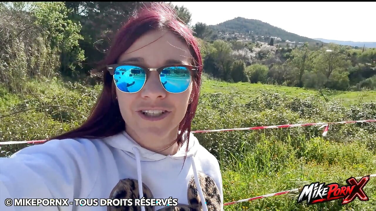 他认出了这个小荡妇, 便在铁轨边与她交欢