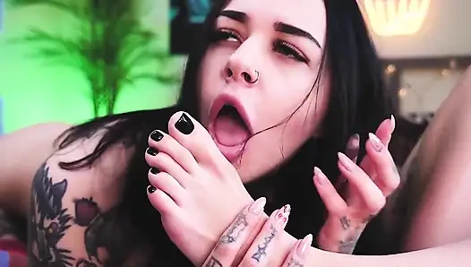 Bacaklarına bayılıyorum ve ona tapıyorum