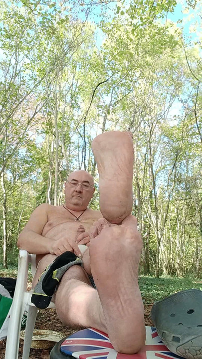 I stink of feet in my hooves!