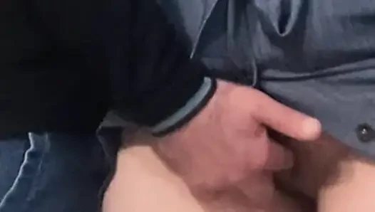 BEEINDRUCKEND!!! Die finger eines fremden spielen mit behaarter muschi